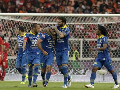 Pemain Persib Bandung merayakan gol yang dicetak Artur Gevonrkyan ke gawang Persija Jakarta pada laga Shopee Liga 1 di SUGBK, Jakarta, Rabu (10/7). Persija bermain imbang 1-1 atas Persib. (Bola.com/Yoppy Renato)