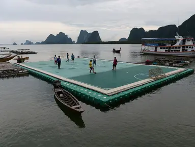 Lapangan terapung ini terletak di Desa Koh Panyee, Phang Nga, Thailand. Foto diambil pada 1 Oktober 2014. (AFP PHOTO/Christophe ARCHAMBAULT)