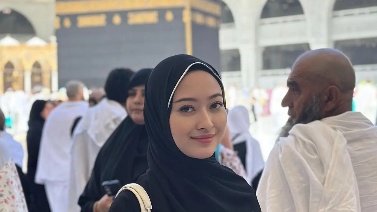 Potret Hijab Hitam Puteri Modiyanti di Tanah Suci saat Lakukan Umrah, Ramai Pujian Warganet