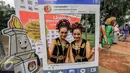 Warga berfoto menggunakan atribut saat launching pemilihan Gubernur dan Wakil Gubernur 2017 di Jakarta, Minggu (18/9). Launching tersebut bertujuan untuk mengedukasi masyarakat Jakarta menjelang Pilkada 2017. (Liputan6.com/Faizal Fanani)