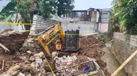 Seorang pekerja tewas dan tiga lainnya terluka akibat tertimpa tembok saat sedang bekerja di proyek normalisasi kali Perumahan Villa Bintaro Regency, Tangerang Selatan. (Foto: Istimewa)