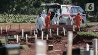 Petugas Suku Dinas Pertamanan dan Pemakaman membawa jenazah pasien COVID-19 untuk dimakamkan di TPU Pondok Rangon, Jakarta, Rabu (17/6/2020).  Tercatat ada penambhan 1.031 orang total kasus hingga Rabu (17/6/2020) pukul 12.00 WIB sebanyak 41.431 orang. (Liputan6.com/Johan Tallo)