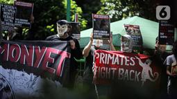 Massa yang tergabung dalam Koalisi Primates Fight Back mengenakan topeng monyet saat melakukan aksi di depan Kantor Kementerian Lingkungan Hidup dan Kehutanan, Jakarta, Senin (12/12/2022). Dalam aksinya mereka mendesak pemerintah untuk menetapkan monyet sebagai satwa dilindungi. (Liputan6.com/Faizal Fanani)