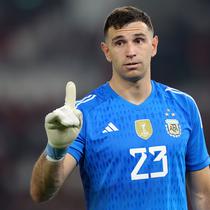 Kiper Argentina, Emiliano Martinez saat laga FIFA Matchday melawan Timnas Indonesia di Stadion Utama Gelora Bung Karno (SUGBK), Senayan, Jakarta, Senin (19/06/2023). (Bola.com/Bagaskara Lazuardi)