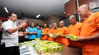 Kepala BNN, Komjen Pol Budi Waseso (kiri) mengintrograsi tersangka penyelundupan narkotika jenis sabu saat rilis di Jakarta, Kamis (20/7). BNN menyita 44 bungkus sabu seberat 45,59 kg dari delapan orang tersangka. (Liputan6.com/Helmi Fithriansyah)