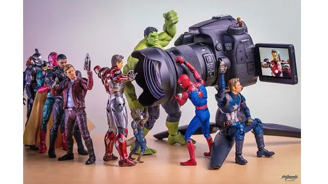 Foto Action Figure dalam Berbagai Situasi (Sumber: Boredpanda)