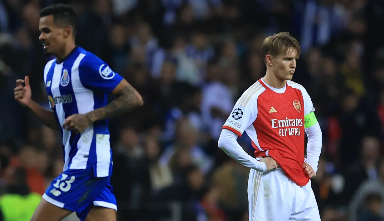 Ekspresi gelandang Arsenal Martin Odegaard (kanan) saat laga leg pertama babak 16 besar Liga Champions 2023/2024 melawan FC Porto di Stadion Dragao, Porto, 21 Februari 2024. (PATRICIA DE MELO MOREIRA/AFP)