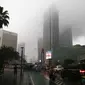 Kenderaan melintas saat hujan di Bundaran HI, Jakarta, Senin (1/11/2021). BMKG mengeluarkan peringatan dini cuaca ekstrem berupa hujan dengan intensitas sedang hingga lebat yang dapat disertai kilat atau petir, dan angin kencang untuk berbagai wilayah di Indonesia. (Liputan6.com/Faizal Fanani)