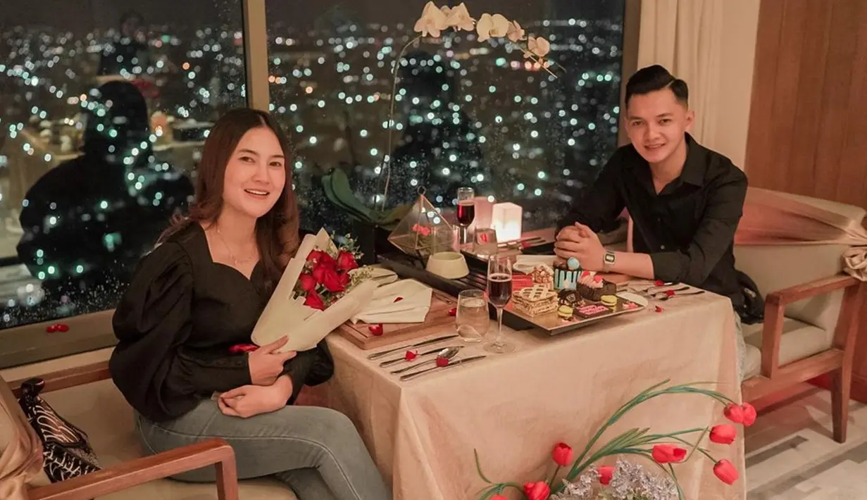 Outfit senada juga dipakai keduanya saat menikmati makan malam di momen ulang tahun Nella Kharisma. Orangtua dari Gendhis Geona Madaharsa ini tampil serasi mengenakan baju hitam. Perpaduan outfit dan suasana romantis menjadikan malam spesial itu semakin intimate. (Liputan6.com/IG/@doryharsa)