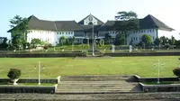 Buat yang mau kuliah di Undip Semarang, yuk lihat berbagai fasilitas yang ada di sana. (Foto: d3admperkantoran.undip.ac.id)