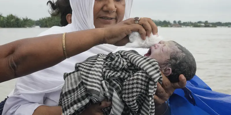 Dramatis, Ibu di India Melahirkan di Atas Perahu