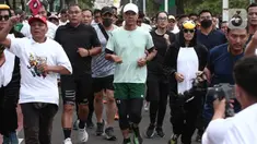 Calon presiden nomor urut 3 Ganjar Pranowo berlari pagi bersama masyarakat dalam acara Penguin SeliweRun di Senayan Park, Jakarta Pusat, Minggu (14/1/2024). (merdeka.com/ Arie Basuki)
