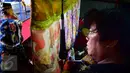 Dalang memainkan Wayang Potehi di Kawasan Pecinan Semarang saat acara pekan Pasar Semawis 2016, Jumat (5/2/2016). Wayang Potehi adalah salah satu kebudayaan Tiongkok yang diminati menjelang Imlek. (Foto:Gholib)