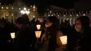 Orang-orang yang percaya memegang lilin saat berdoa untuk perdamaian Ukraina di Lapangan Santo Petrus, Vatikan, 2 Maret 2022. (Tiziana FABI/AFP)