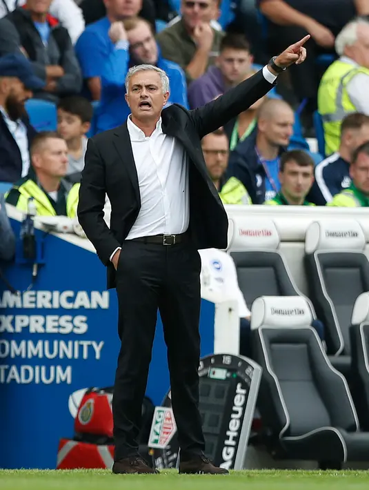 Pelatih Manchester United, Jose Mourinho mengintruksikan pemainnya saat bertanding melawan Brighton & Hove Albion pada lanjutan Liga Inggris di stadion Amex, Brighton, (19/8). Brighton & Hove Albion berhasil mengalahkan MU 3-2. (AP Photo/Alastair Grant)