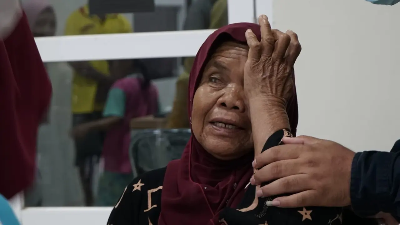 Salah satu warga Bawean yang menjadi peserta operasi katarak menyambut 1 abad NU. (Dian Kurniawan/Liputan6.com)