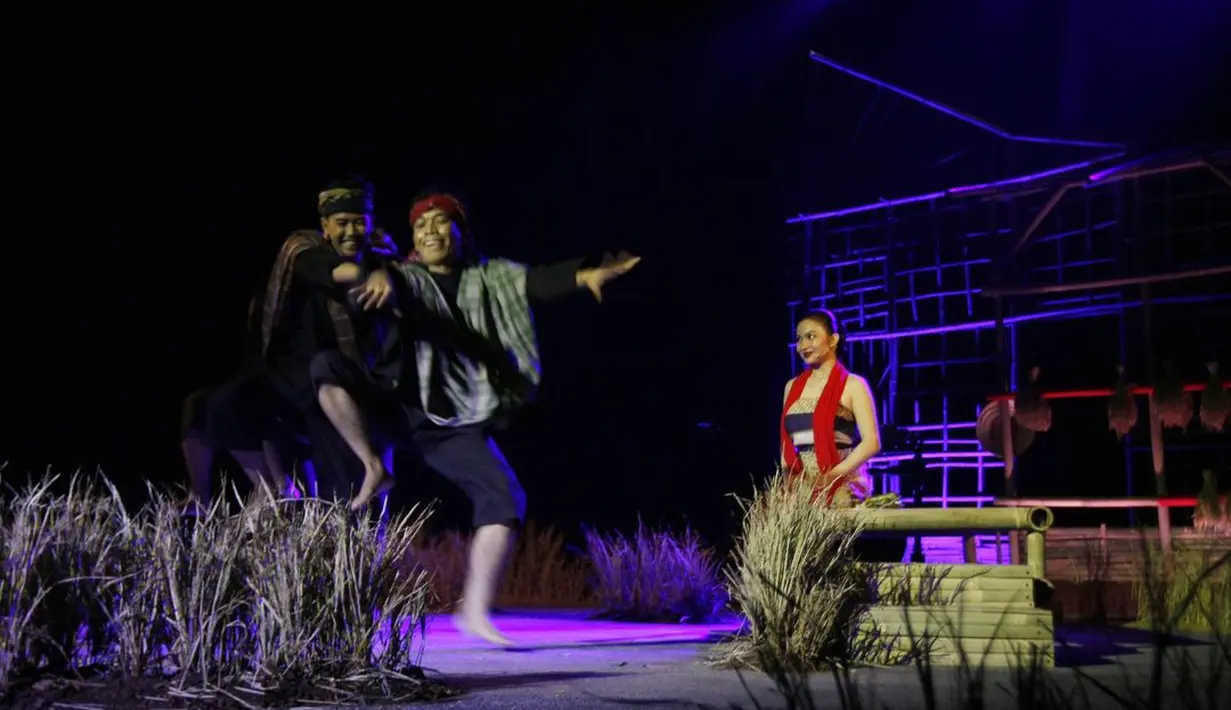 Ariel Tatum tampil memikat mengenakan kemben dengan dua corak berbeda; warna biru tua polos dan batik. [Foto: Instagram/images_aa]