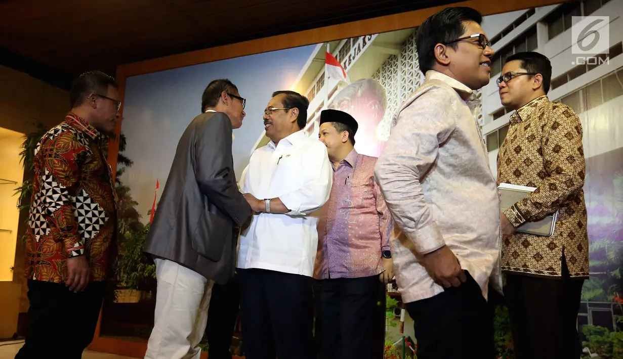 Jaksa Agung HM Prasetyo berjabat tangan dengan Ketua Pansus Hak Angket KPK Agun Gunandjar usai memberikan keterangan pers di Kejaksaan Agung, Jakarta, Kamis (13/7). (Liputan6.com/Johan Tallo)