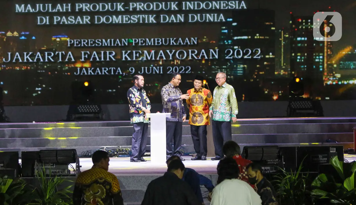 Gubernur DKI Jakarta Anies Baswedan (kedua kiri) berbincang dengan Wakil Ketua MPR Hidayat Nur Wahid (kedua kanan) disaksikan Ketua Mahkamah Konstitusi Anwar Usman (kiri) dan anggota DPR Arsul Sani (kanan) saat pembukaan Jakarta Fair 2022 atau Pekan Raya Jakarta 2022 di Jakarta International Expo (JIExpo), Kemayoran, Jakarta, Kamis (9/6/2022). (Liputan6.com/Herman Zakharia)