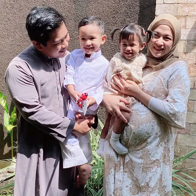 Hamil Anak Ke-3, Ini 6 Potret Nina Zatulini Pamer Baby Bump