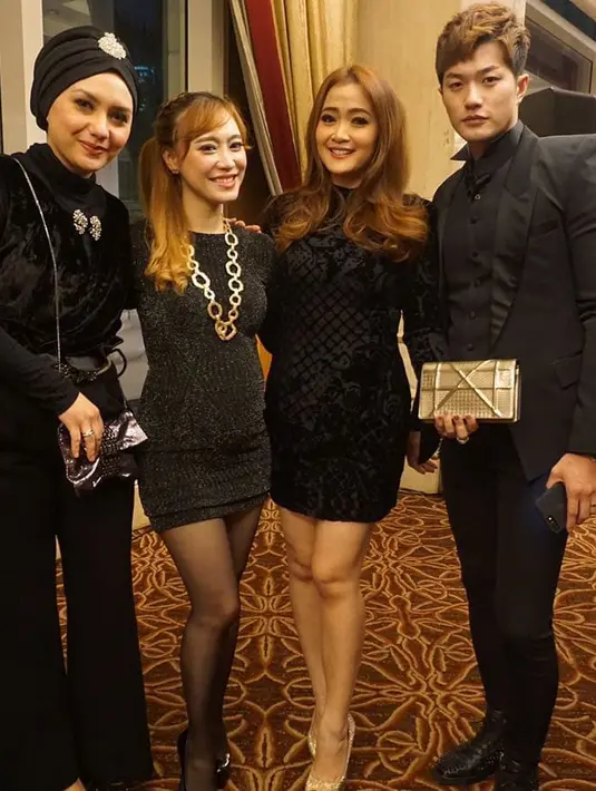 Pasangan penganti baru, Lee Jeong Hoon dan Moa turut hadir memenuhi undangan Jessica. Sama halnya dengan Viona, istri Eko Patrio, serta Vega Darwanti. (Instagram)