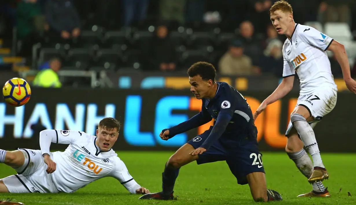 Pemain Tottenham Hotspur Fernando Llorente mencetak gol ke gawang Swansea City pada laga pekan ke-22 Premier League di Stadion Liberty, Selasa (2/1). Llorente menyumbangkan satu gol kemenangan Tottenham Hotspur dengan skor akhir 2-0. (Geoff CADDICK / AFP)