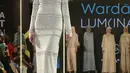Model membawakan busana rancangan Wardah LUM (INA) x Khanaan saat Jakarta Modest Fashion Week di Gandaria City, Jakarta, Minggu (29/7). Khanaan mengangkat tema 'SABA'. (Liputan6.com/Herman Zakharia)