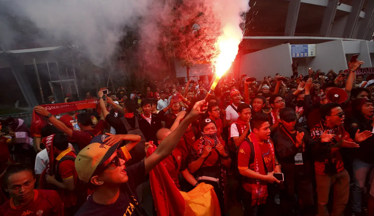 Pecinta klub AS Roma atau Romanisti mulai memadati Stadion Utama Gelora Bung Karno jelang pertandingan AS Roma Sabtu (25/7/2015) malam ini.  Mereka sudah hadir sejak sesi latihan di siang hari. (REUTERS/Darren Whiteside)