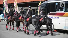 Polisi berkuda dari Unit Satwa Polri melakukan patroli di Terminal Kampung Rambutan, Jakarta, Minggu (8/5/2022). Polisi berkuda dari Unit Satwa Polri secara rutin berpatroli guna memberikan rasa aman kepada penumpang yang tiba di Terminal Kampung Rambutan. (Liputan6.com/Faizal Fanani)