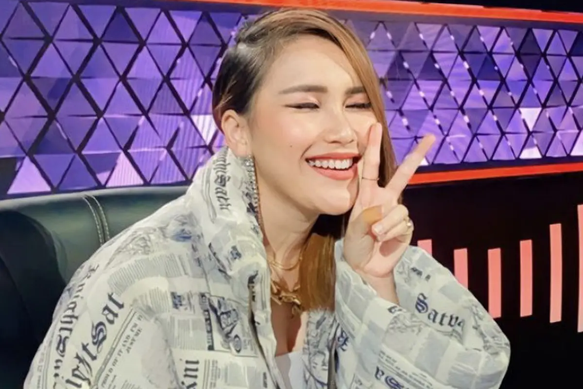 Harga outfit Ayu Ting Ting kenakan rok mirip sarung dan jaket bermotif koran