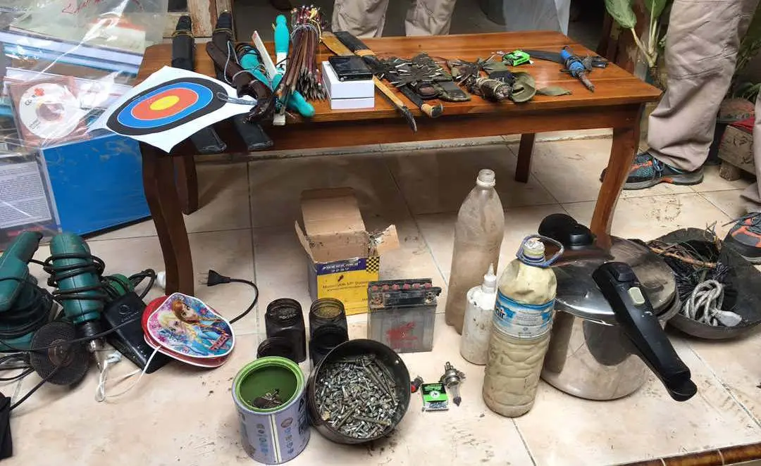Barang bukti yang diamankan saat penggeledahan rumah teroris bom Kampung Melayu di Cileunyi, Kabupaten Bandung. (Liputan6.com/Aditya Prakasa)