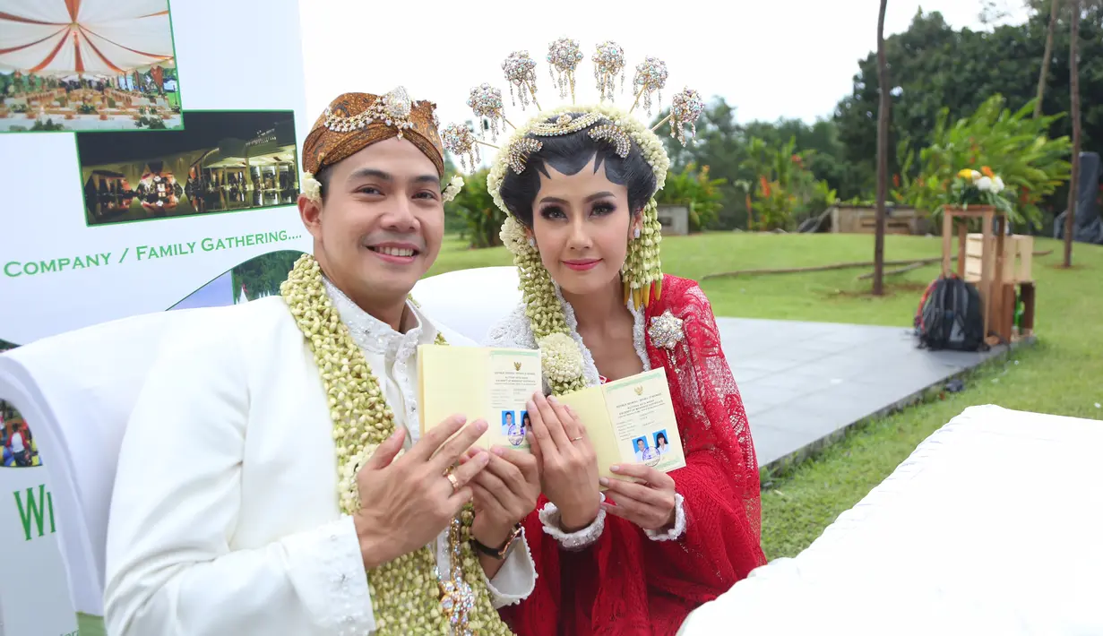 Meski sempat diguyur hujan, namun kedua pasangan yang tengah berbahagia ini menganggapnya sebagai berkah yang harus di syukuri. (Daniel Kampua/Bintang.com)
