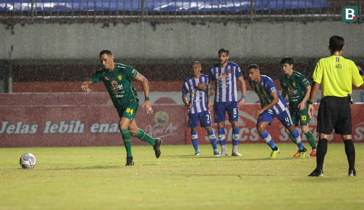 Pemain Persebaya Surabaya, Jose Wilkson (kiri) melakukan eksekusi penalti yang berbuah gol kedua timnya ke gawang Persiraja Banda Aceh dalam laga pekan ke-10 BRI Liga 1 2021/2022 di Stadion Maguwoharjo, Sleman, Minggu (31/10/2021). (Bola.com/Bagaskara Lazuardi)