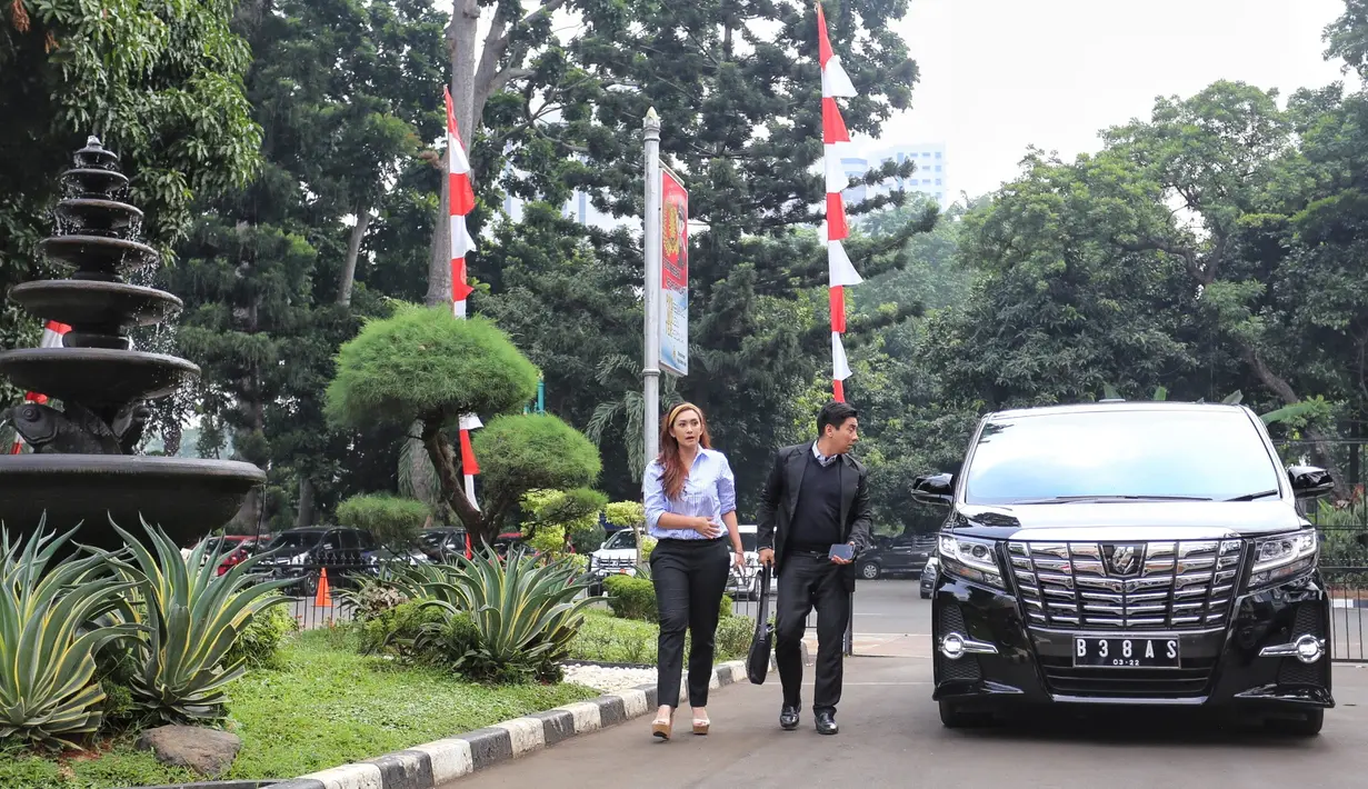 Dalam laporannya, ibu satu anak itu juga memasukkan pasal 27 Juncto pasal 45 UU ITE. Nafa juga membawa bukti-bukti seperti screen shot dan beberapa  kopian yang sudah di print. (Adrian Putra/Bintang.com)