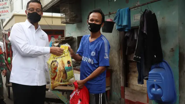 Mensos Juliari Blusukan Bagikan Bansos Sembako ke Tiga Titik Distribusi di DKI Jakarta
