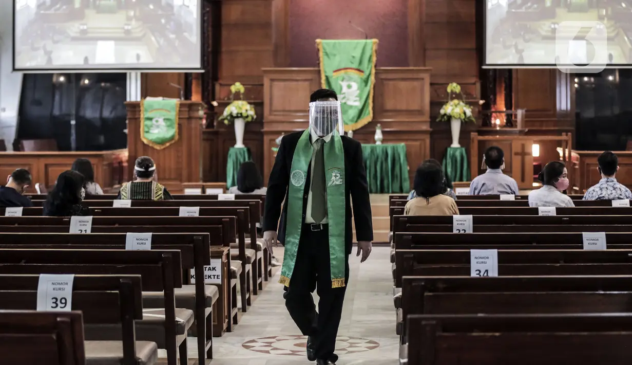 Majelis yang bertugas mengenakan pelindung wajah saat misa di Gereja Protestan Indonesia Bagian Barat (GPIB) Effatha, Jakarta, Minggu (5/7/2020). Jemaat GPIB Effatha untuk pertama kalinya melaksanakan misa pada keadaan kenormalan baru. (Liputan6.com/Johan Tallo)