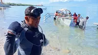 Bobi (48 th) penyintas bencana yang menjadi tokoh transplantasi karang di Teluk Palu pascatsunami, sedang bersiap menyelam untuk menanam bibit karang, Juli, 2022. (Foto: Heri Susanto/ Liputan6.com).