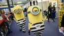 Orang-orang berpakaian karakter kartun Minions menghibur penonton saat Toy Fair atau Pameran Mainan tahunan di Olympia, London, Inggris, Selasa (23/1). Toy Fair adalah satu-satunya pameran mainan dan hobi khusus di Inggris. (AFP PHOTO/Tolga AKMEN)