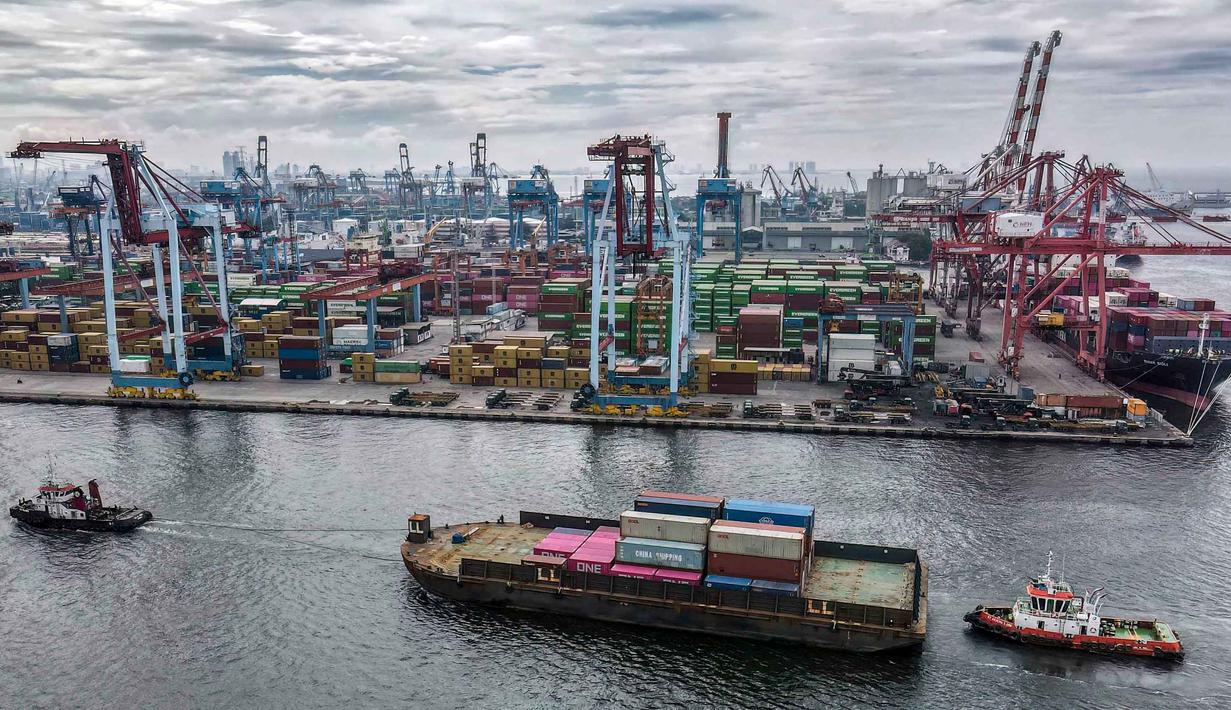 Sepanjang Januari hingga Desember 2025, Badan Pusat Statistik (BPS) mencatat neraca perdagangan Indonesia surplus sebesar 41,05 miliar dollar AS. Tampak foto udara menunjukkan aktivitas bongkar muat peti kemas di Jakarta International Container Terminal, pada Rabu 4 Februari 2026. (BAY ISMOYO/AFP)