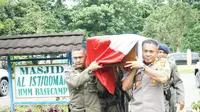 Jenazah  Bripka Desri Sahroni, korban digigit ular. (Liputan6.com/Katharina Janur/Polda Papua)