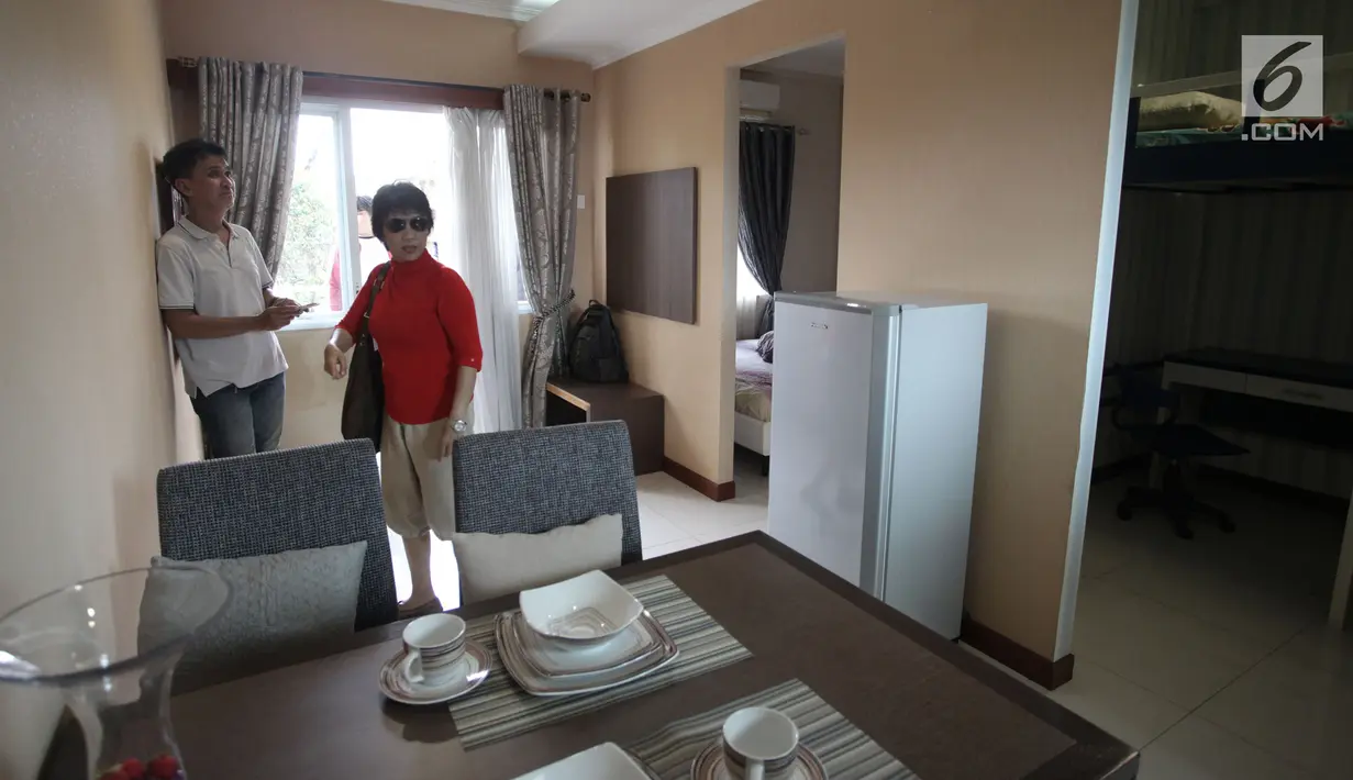 Warga melihat interior contoh unit rumah DP 0 rupiah di kawasan Klapa Village, Duren Sawit, Jakarta Timur, Senin (22/1). Tampilan sisi ruang tamu hingga dapu terlihat menyerupai apartemen yang didesain sangat minimalis. (Liputan6.com/Arya Manggala)