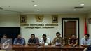 Ketua Komisi Penyiaran Indonesia (KPI), Yuliandre Darwis (ketiga kanan) mengikuti penyerahan Izin Penyelenggaraan Penyiaran (IPP) kepada 10 stasiun televisi swasta secara nasional di kantor KPI, Jakarta, Jumat (14/10). (Liputan6.com/Gempur M Surya)