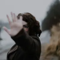 Ilustrasi perempuan yang pemalu | copyright unsplash.com/Priscilla Du Preez 🇨🇦