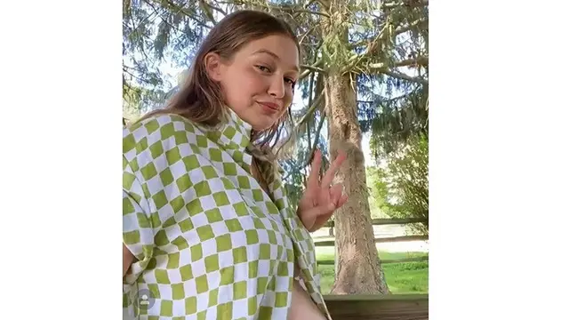 6 Potret Gigi Hadid Pamer Baby Bump saat Live Instagram, Curi Perhatian