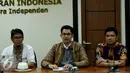 Ketua KPI, Yuliandre Darwis (tengah) memberikan penjelasan saat mengikuti penyerahan Izin Penyelenggaraan Penyiaran (IPP) kepada 10 stasiun televisi swasta secara nasional di kantor KPI, Jakarta, Jumat (14/10). (Liputan6.com/Gempur M Surya)