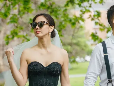 Nasya Marcella dan kekasihnya yang bernama Asyer ini diketahui melakukan prewedding di Melbourne, Australia. Usung konsep outdoor, pasangan kekasih ini tampil romantis dengan berpegangan tangan sembari Asyer melihat ke kiri dan Nasya Marcella melihat ke kanan. Mendukung penampilan keduanya makin menarik, pasangan ini kompak mengenakan kacamata hitam. (Liputan6.com/IG/@nasyamarcella)