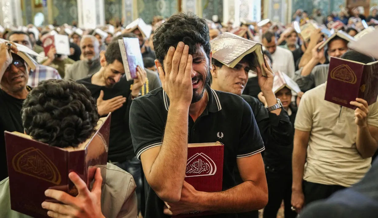 <p>Setiap tahun, umat muslim Syiah Irak melakukan ritual khusus terkait acara tersebut. (AP Photo/Hadi Mizban)</p>