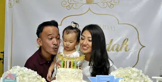 Tepat dihari ulang tahunnya, Sarwendah merayakannya bersama suami, Ruben Onsu dan putrinya di Yayasan Kasih Anak Kanker Indonesia (YKAKI). Alasannya, mantan anggota girlband Cherrybelle ingin berbagi keceriaan. (Nurwahyunan/Bintang.com)