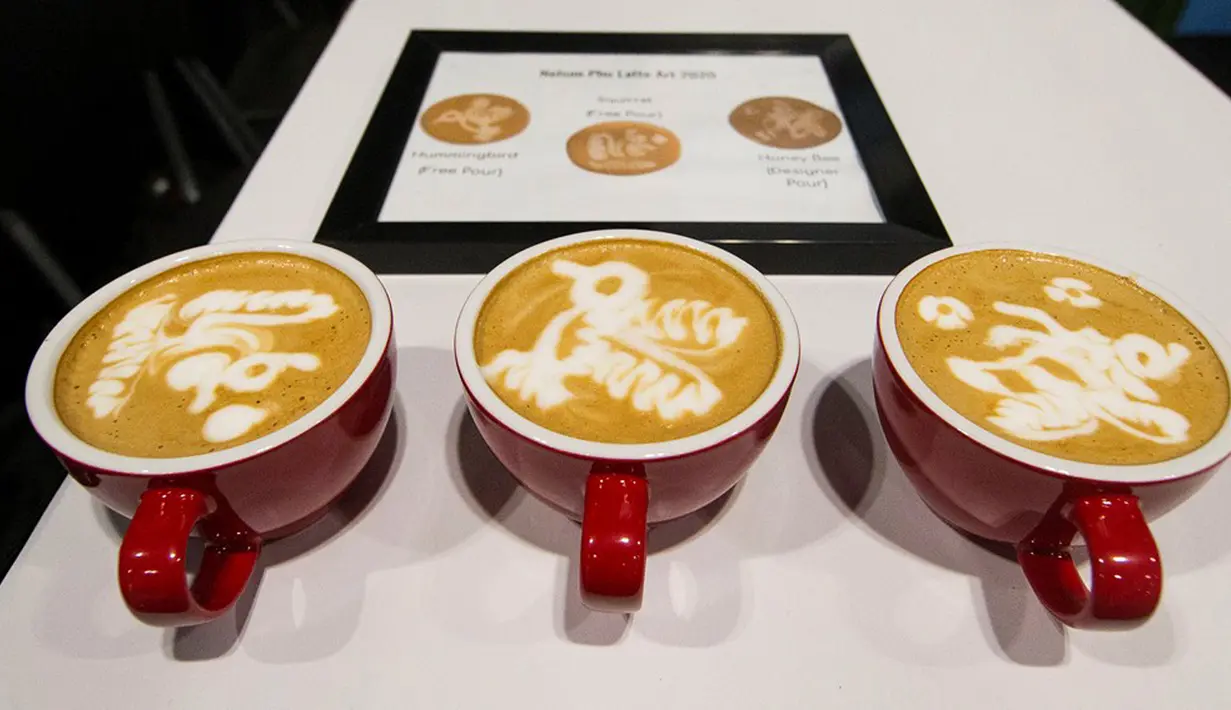 Karya seni Latte "Squirrel", "Hummingbird" dan "Honey Bee" (dari kiri ke kanan) kreasi peserta Nelson Phu terlihat dalam Kompetisi Seni Latte yang merupakan bagian dari Pameran Restoran Kanada 2020 di Toronto, Kanada (3/3/2020). (Xinhua/Zou Zheng)