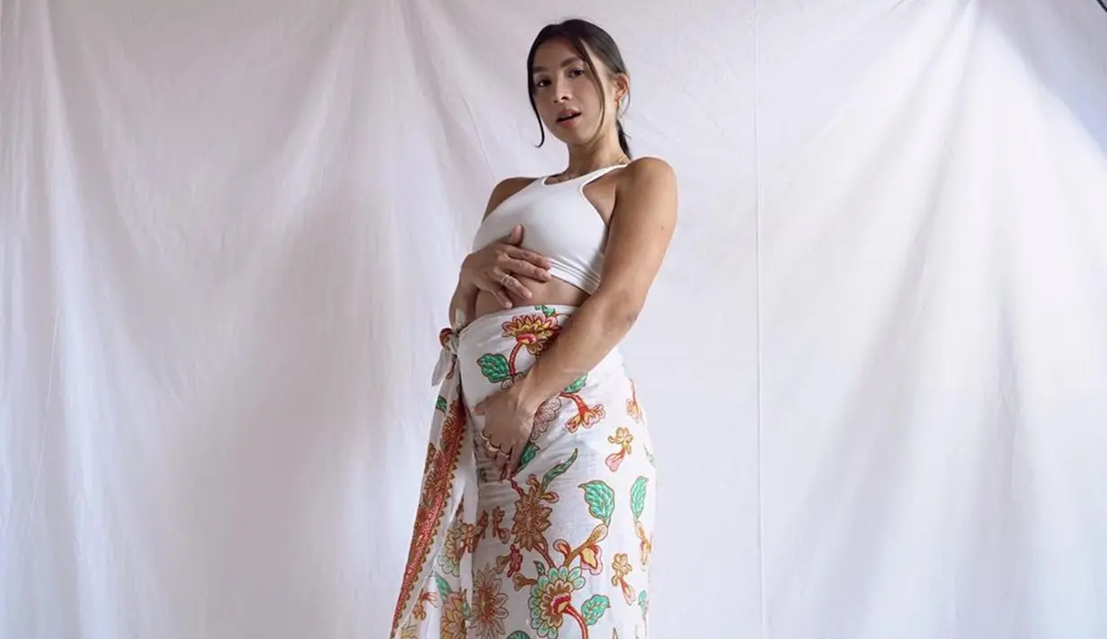 Dikehamilan yang keempat, Jennifer Bachdim lebih terlihat begitu santai menjalani masa kehamilannya. Bahkan, dirinya tetap aktif mengurus ketiga anaknya serta rumah seorang diri. (Liputan6.com/IG/@jenniferbachdim)